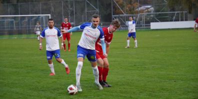 Nurkan Ibrahimi (vorne gegen Nando Lüchinger) gelang der Ehrentreffer für die Shoshi-Elf.