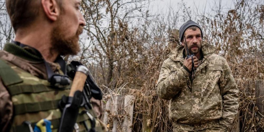 Ein ukrainischer Soldat kommuniziert über ein Walkie-Talkie über mögliche Verletzte in der Gegend um Terny. Die ukrainischen Truppen setzen ihre Gegenoffensive im Osten des Landes fort, stoßen aber in der Region Luhansk auf heftigen Widerstand. Fo...