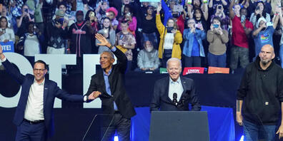US-Präsident Joe Biden (2.v.r.) und Ex-Präsident Barack Obama (2.v.l.) unterstützen bei einer Wahlkampfveranstaltung in Pennsylvania den demokratischen Gouverneurskandidaten Josh Shapiro (l) und John Fetterman (r), Senatskandidat der Demokraten. F...