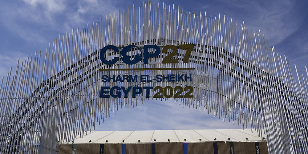 Gäste betreten das Kongresszentrum, in dem die UN-Weltklimakonferenz COP27 stattfindet. Die Klimakonferenz COP27 findet vom 6. November bis 18. November 2022 in Scharm El-Scheich, Ägypten statt. Foto: Peter Dejong/AP/dpa