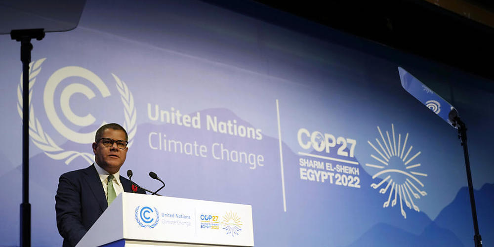 Alok Sharma (l), Präsident des COP26-Klimagipfels, spricht bei der Eröffnungssitzung zum Klimagipfel COP27. Foto: Peter Dejong/AP/dpa