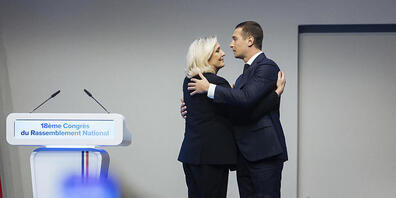 dpatopbilder - Marine Le Pen (l), ehemalige Vorsitzende der rechtsnationalen Partei Rassemblement National, auf der Bühne mit Jordan Bardella, neu gewählter Vorsitzender der Partei. Foto: Lewis Joly/AP/dpa