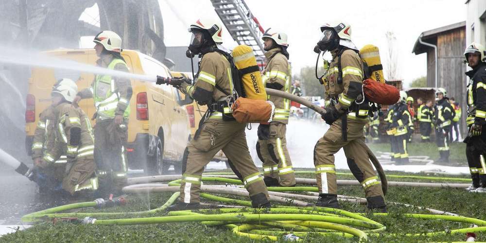 Die Feuerwehrleute konnten gerade noch ein Übergreifen des Brandes auf andere Gebäude verhindern