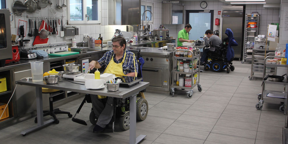 In der neu entstandenen Küche können Rollstuhlfahrer an der Essenzubereitung mitwirken.