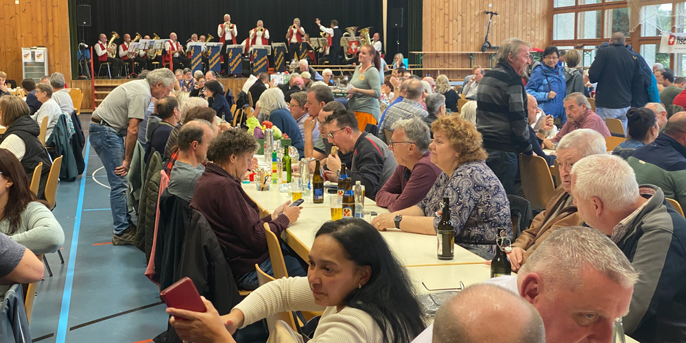 In der vollbesetzten Rhyhalle in Diessenhofen wurden alle Kretzer und Felchenchnusperli verkauft. Und die Rauhenbergmusikanten unterhielten die Gäste den ganzen Nachmittag.