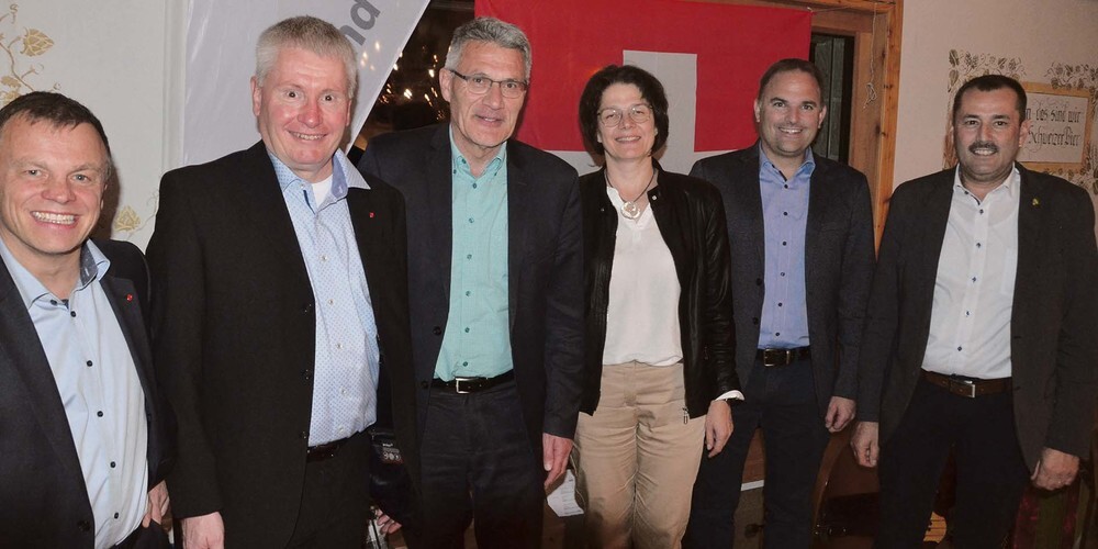 Die SVP-Kandidaten (v. l.): Roman Bürgi, Thomas Hänggi, Pirmin Schwander, Rita Helbling, Marcel Dettling. Rechts Wahlkampfleiter Wendelin Schelbert. 