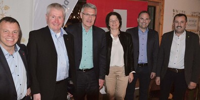 Die SVP-Kandidaten (v. l.): Roman Bürgi, Thomas Hänggi, Pirmin Schwander, Rita Helbling, Marcel Dettling. Rechts Wahlkampfleiter Wendelin Schelbert. 