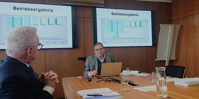 Stadtpräsident Wolfgang Giella (rechts) und Finanzchef Heinz Loretini an der Budget-Medienkonferenz der Stadt Gossau vom 7. November 2022: Das Betriebsergebnis soll in den nächsten Jahren wesentlich verbessert werden. 