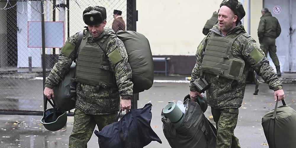 Sterben für Putins Krieg: Während der Kreml in Russland rekrutieren lässt, lassen in der Ukraine immer mehr russische Soldaten ihr Leben. (Archivbild) Foto: Uncredited/AP/dpa