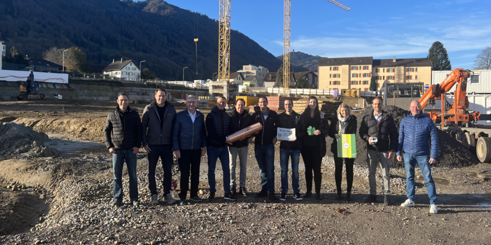 Legende Foto (v.l.n.r.): M. Inglin (contractplan), R. Hegner (Hegner Architektur), H. Mächler, & P. Mächler (Mächler Generalunternehmung), Hansjörg Ziegler (Bauherr Eigentumswohnungen), Familie Züger (Bauherrin Mietwohnungen), S. Jucker, A. Binz (Lifestyle Immobilien), R. Böni (Roland Knobel Bauleitung). 