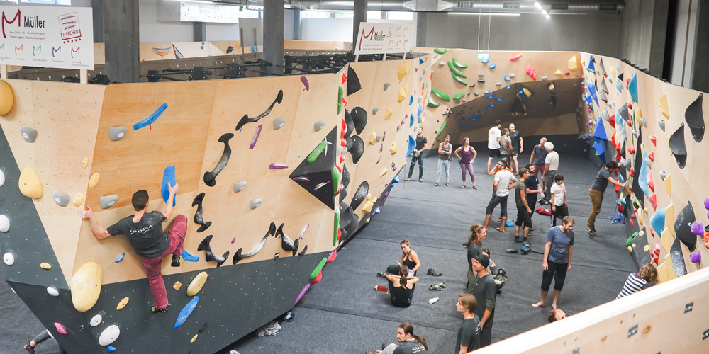 Viele interessierte Besucherinnen und Besucher nutzten am Samstag die Gelegenheit, die neue Boulderhalle im Aranea+ zu besichtigen. 