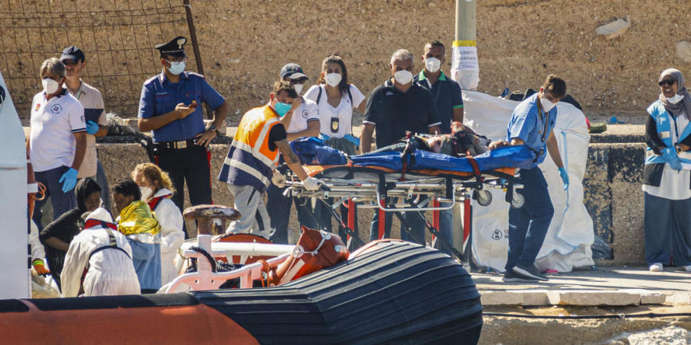Überlebende werden auf der sizilianischen Insel an Land gebracht. Foto: David Lohmueller/AP/dpa