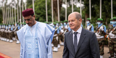 ARCHIV - Bundeskanzler Olaf Scholz (SPD), wird von Mohamed Bazoum, Präsident der Republik Niger, mit militärischen Ehren am Präsidentenpalast begrüßt. Foto: Michael Kappeler/dpa