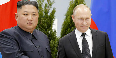ARCHIV - Wladimir Putin (r), Präsident von Russland, und Kim Jong Un, Machthaber von Nordkorea, geben sich während ihres Treffens in Wladiwostok die Hand. Foto: Alexander Zemlianichenko/AP Pool/dpa