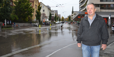 Rolf Hess möchte diesen Bereich der Mutschellenstrasse in eine Fussgängerzone umwandeln. So soll ein Zentrum für Wollishofen entstehen.