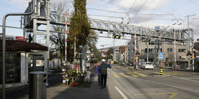«Arc de Triomphe», «Das neue Tor zum Friesenberg»: Das optisch verunglückte ÖV-Kreuzungssystem am Bahnübergang Friesenberg wird im Quartier auch mit Humor gesehen. 