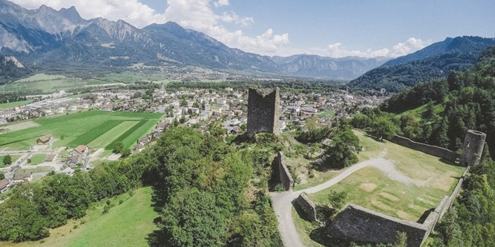Burgruine Freudenberg aus der Vogelperspektive und bei Tageslicht: Die nächste Etappe der Sanierung im Teil des Palas erfolgt im Frühjahr 2023. Bis dahin bleibt die Burgruine nachts im Dunkeln – aus Stromspargründen und wegen Lichtverschmutzung. 