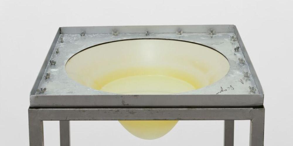 Die Skulptur "Grosser Tropfen" ist eines von acht Werken, welches das Kunstmuseum St. Gallen von der Kunstsammlerin Ursula Hauser erhalten hat.