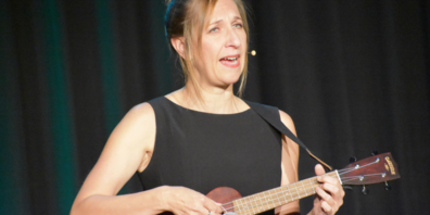 Sarah Hakenberg begeisterte mit ihren musikalisch vorgetragenen tiefgründigen Beobachtungen. 