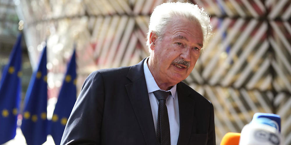 ARCHIV - Jean Asselborn, Außenminister von Luxemburg, spricht mit Journalisten, als er zu einem Treffen der EU-Außenminister eintrifft. Foto: Virginia Mayo/AP/dpa