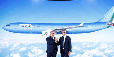 Weitere Finanzspritze aus Rom für die Alitalia-Nachfolgerin ITA Airways. CEO Fabio Lazzerini (rechts) und der gerade eben zurückgetretene Präsident Alfredo Altavilla während einer Präsentation in Rom. (Aufnahme vom 15. Oktober 2021)