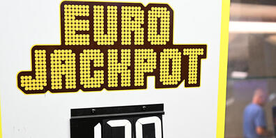 ARCHIV - Werbetafel für den Eurojackpot: 120 Millionen Euro gehen nach Berlin. Foto: Bernd Weißbrod/dpa