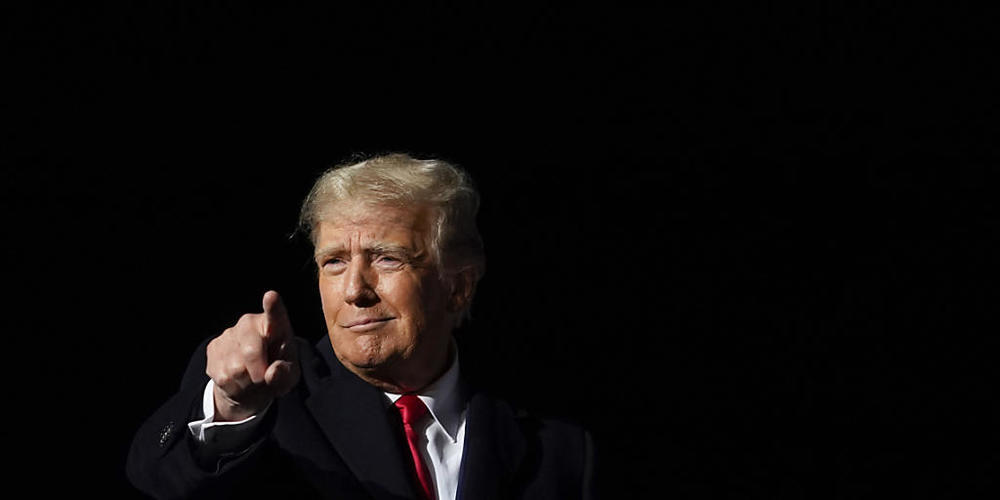 Donald Trump, ehemaliger Präsident der USA, tanzt nach seiner Rede bei einer Wahlkampfveranstaltung in Vandalia in Ohio. Foto: Michael Conroy/AP/dpa