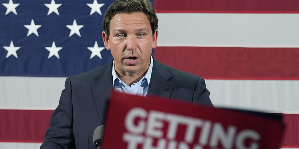 Ron DeSantis, republikanische Gouverneur von Florida, spricht während einer Wahlkampfveranstaltung. Foto: Lynne Sladky/AP/dpa