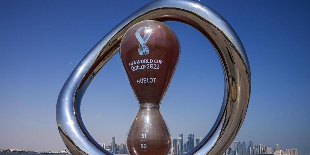 Human Rights Watch sieht den Weltfussballverband Fifa in der Pflicht, Verantwortung für die am Bau der WM-Infrastruktur in Katar beteiligten Arbeiter zu übernehmen. (Archivbild)