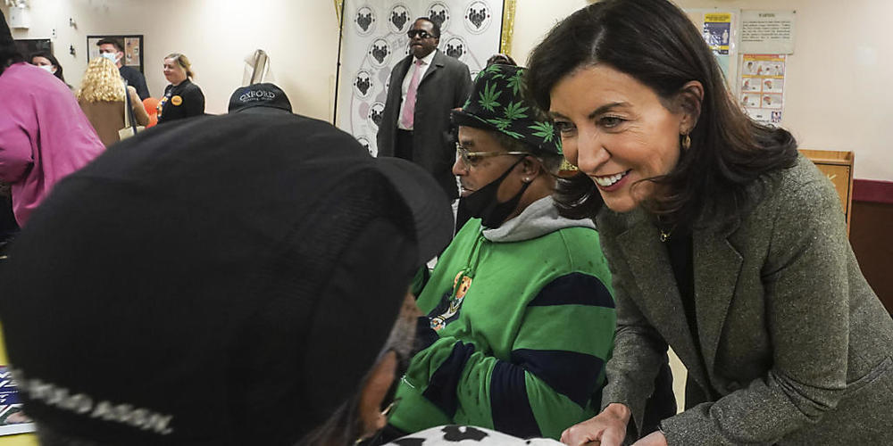 Kathy Hochul hat Prognosen zufolge die Gouverneurswahl im US-Bundesstaat New York gewonnen. Foto: Bebeto Matthews/AP/dpa
