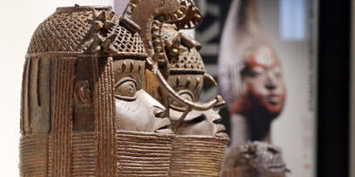 Sogenannte "Benin-Bronzen" im Humboldt Forum in Berlin: Neben tausenden weiteren sind sie aufgelistet in der neuen "Digital Benin Plattform", die am heutigen Mittwoch vorgestellt wird. Die Plattform ist Grundlage für Verhandlungen um Rückgabe, für...