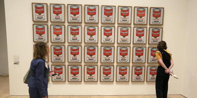 In der Australischen Nationalgalerie in Canberra haben sich Klima-Aktivisten am Mittwoch an transparenten Abdeckplanen über Andy Warhols berühmten "Campbell's Soup"-Siebdrucken festgeklebt. Die Kunstwerke wurden bei der Aktion nicht beschädigt. (A...