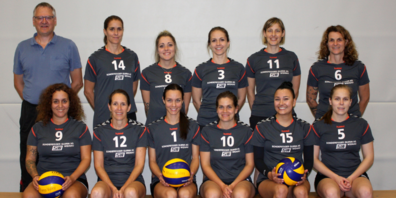 Hinten von links: Manfred Simon, Trainer, Alexandra Müller, Isabella Gassner, Pascale Bürki, Kerstin Axthelm, Karin Niederer. Vorne von links: Christina Letsch, Yvonne Scherrer, Vivien Novákné Szabó, Ladina Zanetti, Begüm Hujdur, Amina Ziegler. Es fehlt: Nadine Oesch