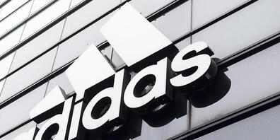 Wegen dem Ende der Partnerschaft mit dem US-Rapper Kanye "Ye" West musste Adidas die Umsatz- und Margenprognose noch einmal senken. (Symbolbild)