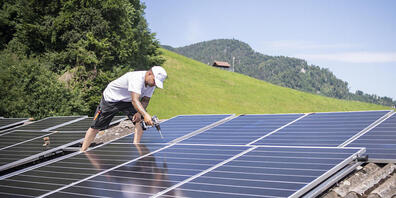 Solarmonteure und -installateure fehlen in der Schweiz an allen Ecken und Enden. Die zwei neuen Berufsbilder sollen ab Herbst 2024 den Fachkräftemangel eindämmen. (Themenbild)