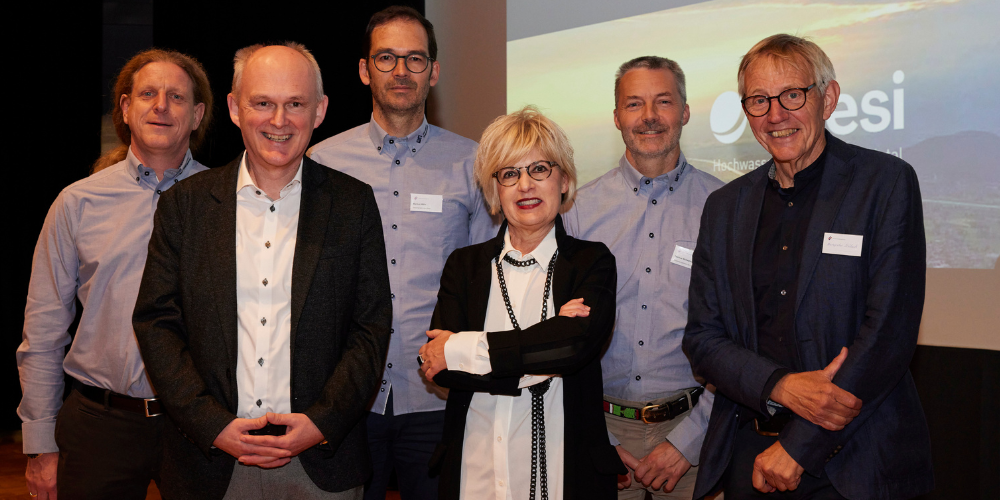 Bernhard Valenti, Projektleiter; Walter Sandholzer, Gemeinsame Rheinkommission; Markus Mähr, Gesamtprojektleiter Rhesi; Dr. Christa Köppel, Präsidentin des Wasserwerks Mittelrheintal und Koordinatorin aller vier regionalen Wasserversorger im St. Galler Rheintal; Markus Schatzmann, Gesamtprojektleiter-Stv. Rhesi; Hanspeter Trütsch, Moderation.