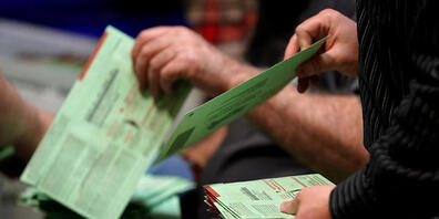 Wahlhelfer sortieren die Stimmzettel. Foto: Matt York/AP/dpa
