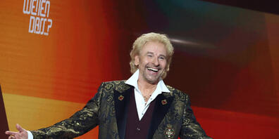 ARCHIV - Thomas Gottschalk, Moderator, kommt zu Beginn der Jubiläumsshow «Wetten, dass..?» auf die Bühne. Foto: Daniel Karmann/dpa