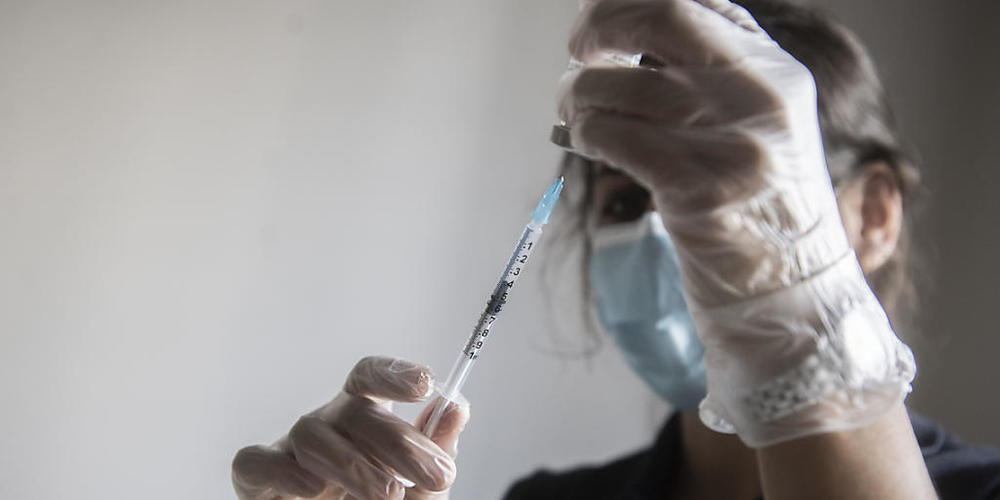 Bei der Beschaffung der Covid-19-Impfstoffe wurde nicht willentlich gegen Gesetze oder Verträge verstossen. Zu diesem Schluss kommt ein externer Bericht. (Themenbild)