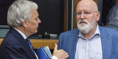Frans Timmermans (r), Vizepräsident und Klimaschutzkommissar der Europäischen Kommission, spricht zu Beginn der wöchentlichen Sitzung des Kommissionskollegiums im EU-Hauptquartier mit Didier Reynders, Justizkommissar der Europäischen Kommission. F...