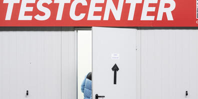Eine 22-jährige Frau, die selber in einem Corona-Testzentrum arbeitete, bestellte per Handy ein Test-Zertifikat. Sie habe sich nicht in die Schlange stellen wollen, sagte sie vor Gericht. (Archivbild)