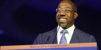 Der demokratische Senator Raphael Warnock spricht während einer Wahlparty . Foto: John Bazemore/AP/dpa
