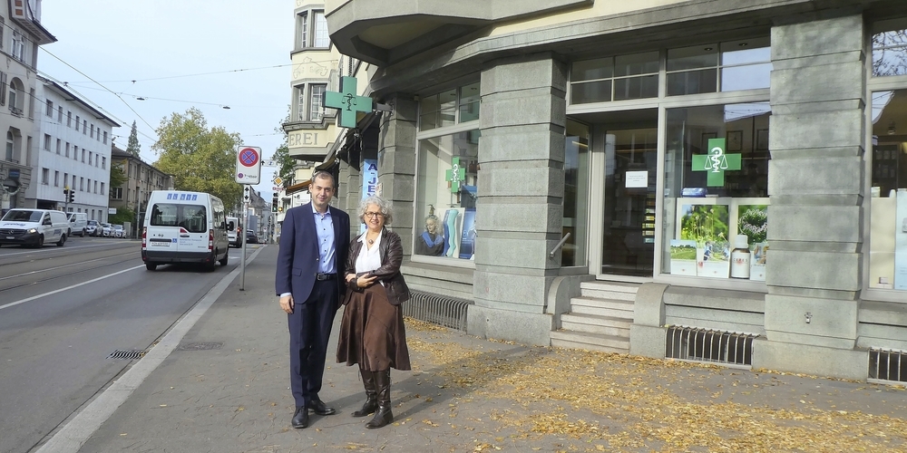 Dominique Zygmont und Cathrine Pauli an der Forchstrasse, wo eine Sanierung geplant ist, und eine Schliessung der Gewerbebetriebe droht.
