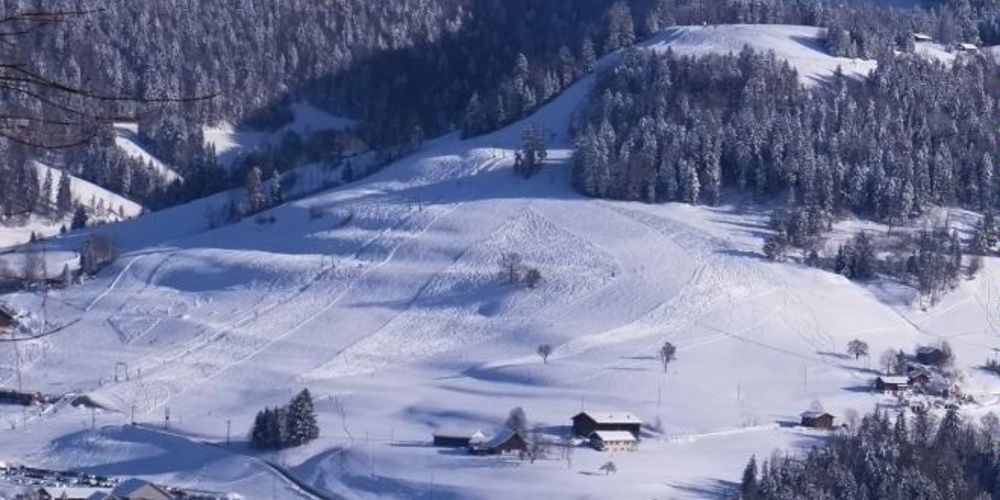 Das Skigebiet Fischenthal verfügt über einen Ski- sowie einen Übungslift. 