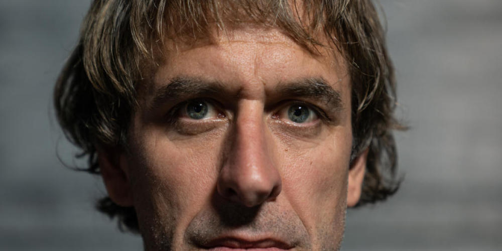 Regisseur Laurent Wyss hat die Geschichte des gewaltbereiten Rentners Peter Hans Kneubühl verfilmt. "Wir haben versucht, die Geschichte eines Mannes, der in einen fatalen Strudel geraten ist, realistisch wiederzugeben. Er war gefangen in sich selb...