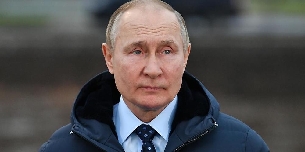 Wladimir Putin, Präsident von Russland, bei dem Besuch einer Baustelle an einem Verkehrsknotenpunkt an der Mündung des Flusses Schoscha. Foto: Maksim Blinov/Pool Sputnik Kremlin/AP/dpa