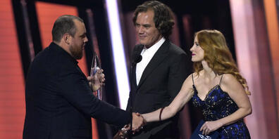 Jessica Chastain und Michael Shannon überreichen Luke Combs den Preis für den «Entertainer des Jahres». Foto: Mark Humphrey/Invision/dpa