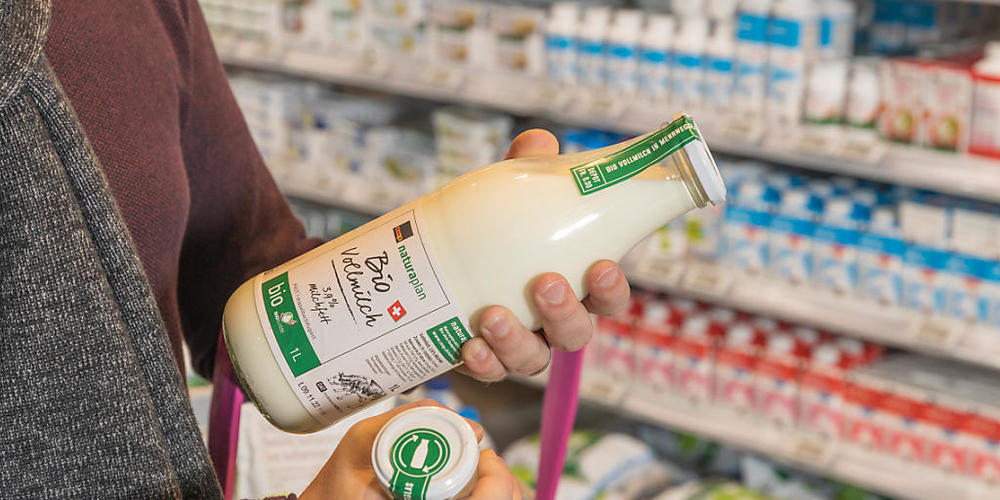 Die Mehrweg-Glasflasche ist zurück: Bei Coop für Bio-Vollmilch.