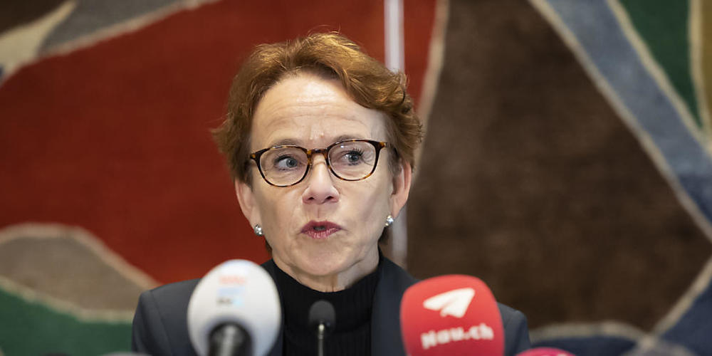 Die Basler SP-Ständerätin Eva Herzog kündigt vor den Medien ihre Kandidatur für den Bundesratssitz von Simonetta Sommaruga an.