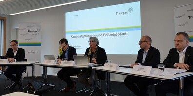 Sie stellten die Pläne für das Kantonalgefängnis und die Polizeigebäude vor (von links): Kantonsbaumeister Erol Doguoglu, Regierungsrat Dominik Diezi, Regierungspräsidentin Cornelia Komposch, Silvio Stierli, Leiter des Amts für Justizvollzug, sowie Polizeikommandant Jürg Zingg.
